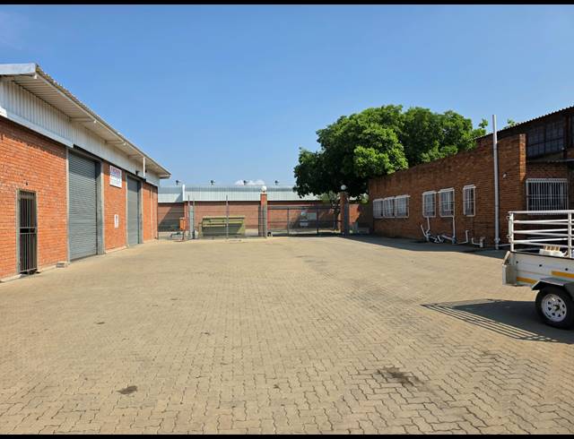 310M² WAREHOUSE TO LET IN OOS EINDE